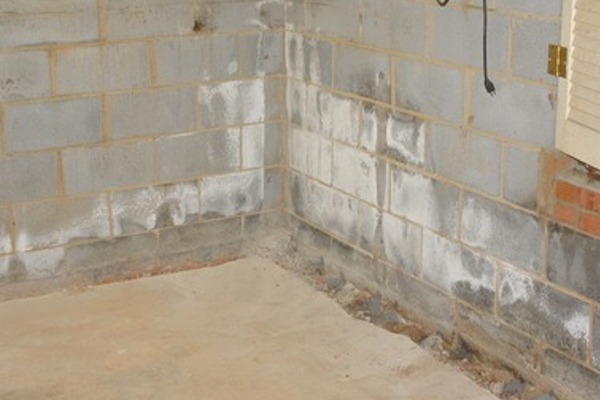 chalky-walls-basement-moisture